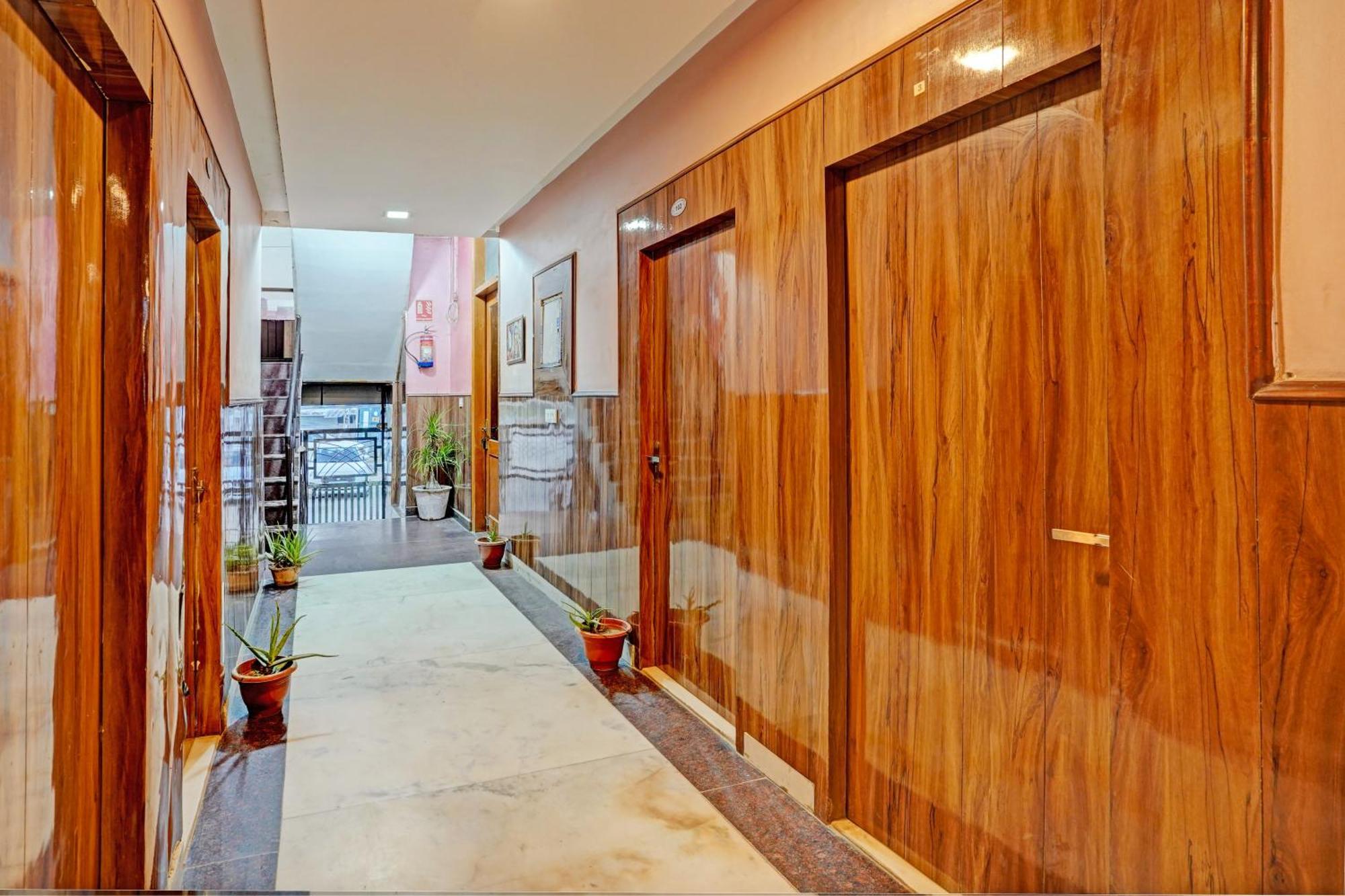 Hotel O Greno House Near Pvr Ansal Plaza نويدا الكبرى المظهر الخارجي الصورة