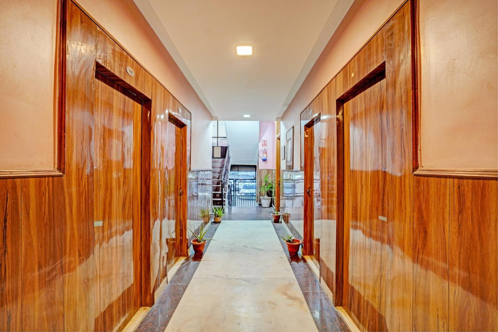 Hotel O Greno House Near Pvr Ansal Plaza نويدا الكبرى المظهر الخارجي الصورة