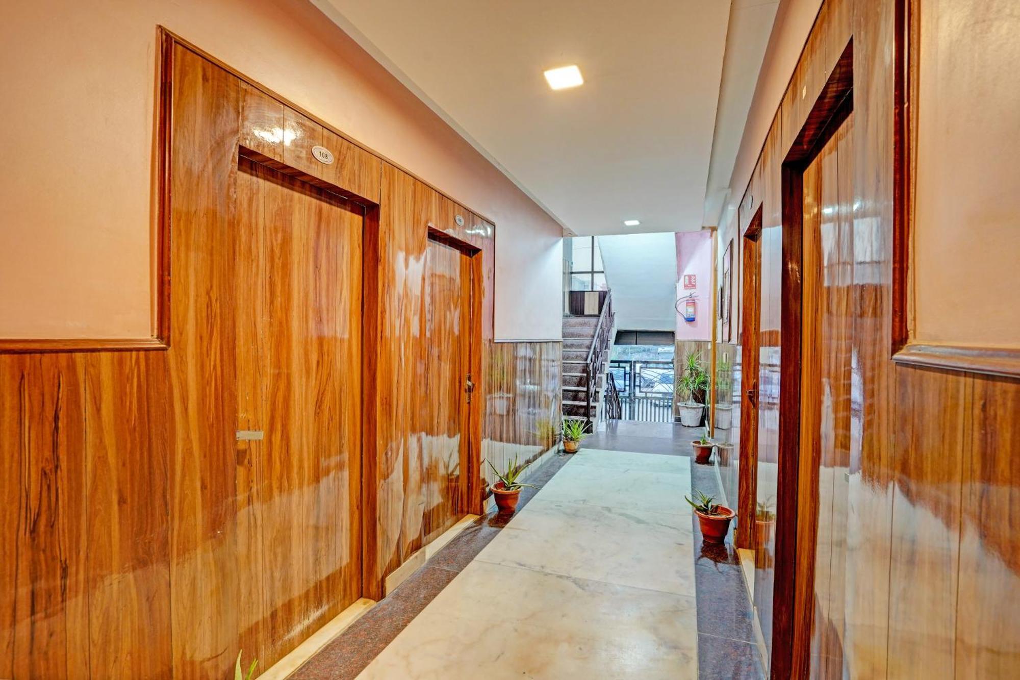 Hotel O Greno House Near Pvr Ansal Plaza نويدا الكبرى المظهر الخارجي الصورة